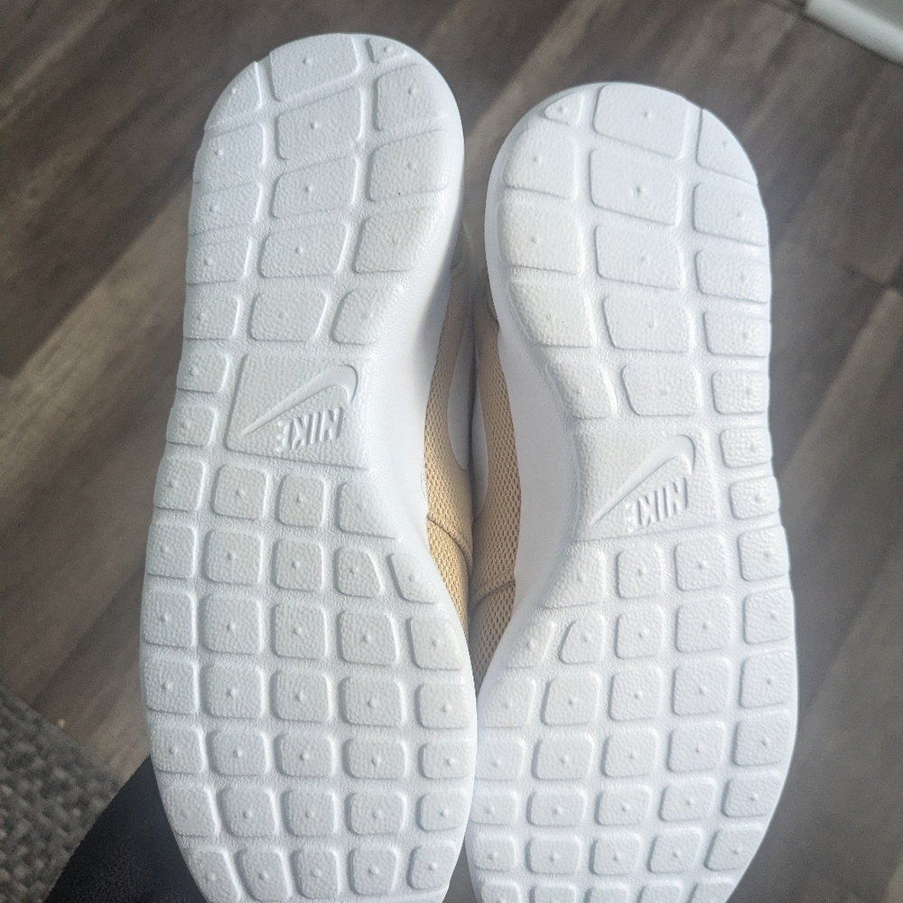 Brand New Without Tags Tan Size 10 Women's Nike Running Sneakers - Picture 3 of 6